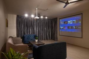 Golfing Twins Villa by StayJadeGardenRetreat8BHK