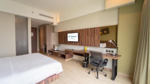 Phòng Tiêu chuẩn có Giường cỡ King Nhìn ra Hồ bơi (Standard King Room with Pool View)