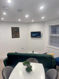 Trinity Apartments - 2 Bed Apartment - sleeps 6 - Spacious - Modern - 30 Seconds from High Street