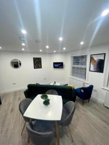 Trinity Apartments - 2 Bed Apartment - sleeps 6 - Spacious - Modern - 30 Seconds from High Street