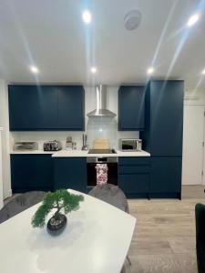 Trinity Apartments - 2 Bed Apartment - sleeps 6 - Spacious - Modern - 30 Seconds from High Street