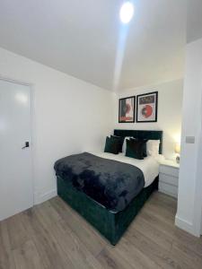 Trinity Apartments - 2 Bed Apartment - sleeps 6 - Spacious - Modern - 30 Seconds from High Street