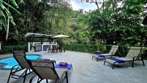 Casa Macaw Jungle Cabin w Private pool Wifi and AC