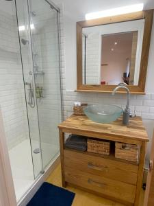 Maisons d'hotes Chambre cosy dans le Centre de Blaye - clim & WiFi : photos des chambres