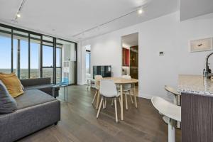 The Pinnacle Carlton 69th Floor City Views