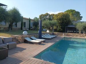 - 30 pour cent semaine du 19 juillet Villa 12 p entre Nice et Cannes piscine clim