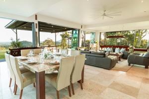 Ocean views Close to Coolum Pet friendly Firepit Pool Table Mountain Views