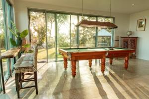 Ocean views Close to Coolum Pet friendly Firepit Pool Table Mountain Views