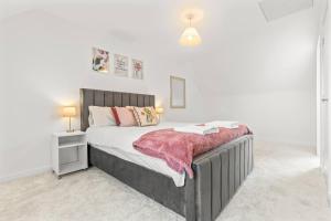 Modern 4-Bed Close to Jaguar Whitley amp… - 17269