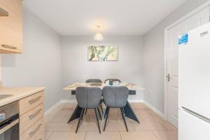 Modern 4-Bed Close to Jaguar Whitley amp… - 17269