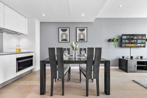 1 BR Apt By Regal Realms Short Lets & Serviced Accommodation London Sky Scraper Roof Terrace & Gym