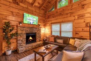 Hunter Hills Haven - Secluded Luxe Cabin Getaway with Mountain Views Spa Hot Tub & Game Room