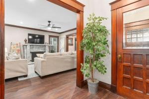6 Bedroom W Arcade Near KCs Best