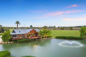 Lilies Lakeside Spa Villa - 2 Bedroom - 4hvězdičkové hotely ve městě Lovedale