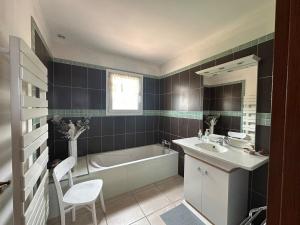 Maisons de vacances Villa pour 8 avec clim et parking proche de la mer : photos des chambres