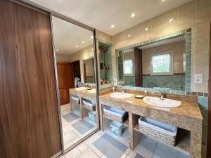 Maisons de vacances Villa pour 8 avec clim et parking proche de la mer : photos des chambres