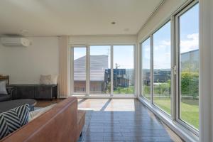 Perfect Winter Villa Retreat - 14 minutes to downtown