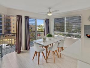 MAINSAIL8- MOOLOOLABA BEACH