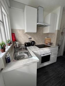 Large house for families and contractors with fast WiFi and free parking