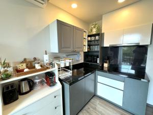 Deck Condo private apartment by Lofty