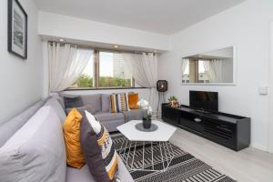 Apartment in Seapoint, Pool and free parking.