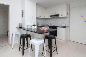 Apartment in Seapoint, Pool and free parking.