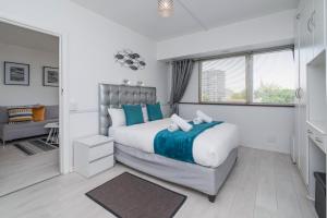 Apartment in Seapoint, Pool and free parking.