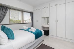 Apartment in Seapoint, Pool and free parking.