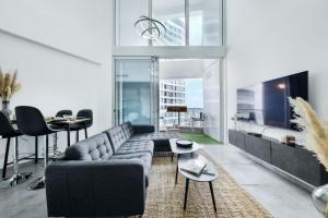 Spacious 3BR Duplex w Balcony in City Center with Mamad by Sea N' Rent
