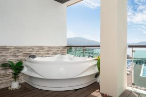 Spacious apartment with ocean view & jacuzzi