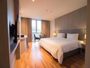 New Season Square Hotel