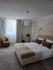 Hotels Logis - Hostellerie Saint-Louis & Restaurant Pauze : photos des chambres