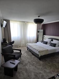 Hotels Logis - Hostellerie Saint-Louis & Restaurant Pauze : photos des chambres