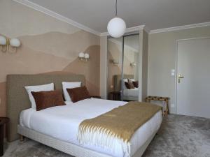 Hotels Logis - Hostellerie Saint-Louis & Restaurant Pauze : photos des chambres