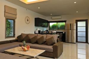 VILLA HENI Private pool 3BR villaNaiharn beach