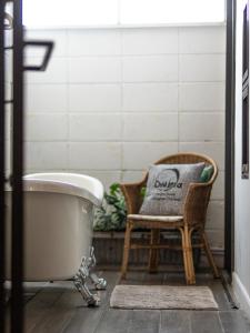 2BR House with Bathtub near Old City