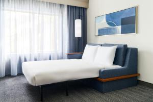 King Room with Balcony room in Courtyard Chicago Midway Airport