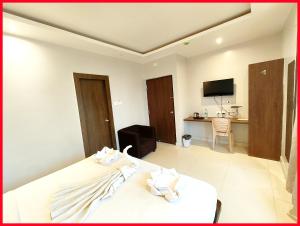 HOTEL HOME TOWN Near Jagannath Temple - Sea Beach - Fully Air conditioned & Spacious Luxuary Rooms - Free Wifi & Parking Facilities - A Heart of The City