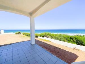 Independent villa on the beach img3
