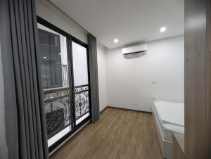 Era Apartment Lac Long Quan