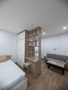 Era Apartment Lac Long Quan