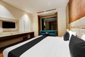 Super Collection O Chhatarpur Near Metro Park