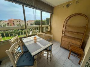 Genévriers - T2 - Terrasse - piscine - Parking