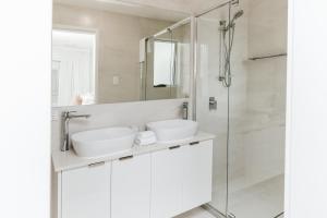 Modern beachside retreat