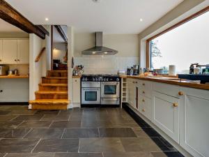 6 Bed in Brecon BN171