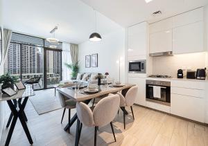 Lux 1BR Apartment with Amazing view in Palace Residences Creek Harbor