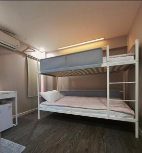 Phòng 2 Giường Đơn Với Phòng Tắm Riêng (Twin Room with Private Bathroom)