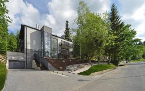 Nowoczesny Apartament Sun Seasons 24 w Karpaczu z Parkingiem i Balkonem by Noclegi Renters