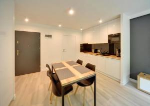 Nowoczesny Apartament Sun Seasons 24 w Karpaczu z Parkingiem i Balkonem by Noclegi Renters