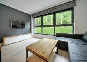 Nowoczesny Apartament Sun Seasons 24 w Karpaczu z Parkingiem i Balkonem by Noclegi Renters